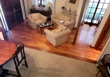  Casa de 5 Amb. con Quincho, Parque y Depto Independiente Sobre Av Paso