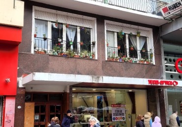 Departamento 3 ambientes Pleno Centro Patonal San martin con Balcon al frente