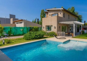 Venta Casa en dos plantas en Los Acantilados con pileta, parrilla y cochera