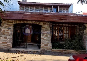  Casa de 5 Amb. con Quincho, Parque y Depto Independiente Sobre Av Paso