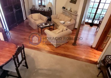  Casa de 5 Amb. con Quincho, Parque y Depto Independiente Sobre Av Paso