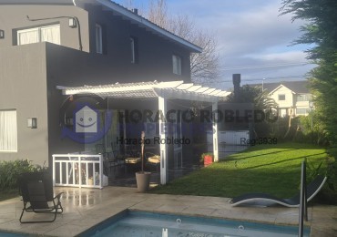 Venta Casa en dos plantas en Los Acantilados con pileta, parrilla y cochera